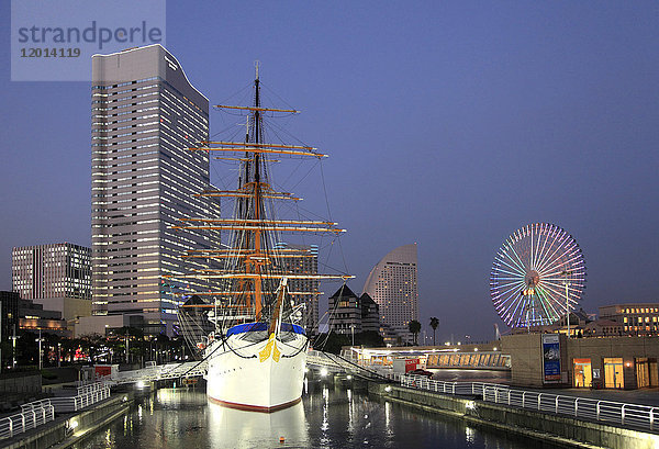 Japan  Yokohama  Minato Mirai  Schiff Nippon Maru  Skyline