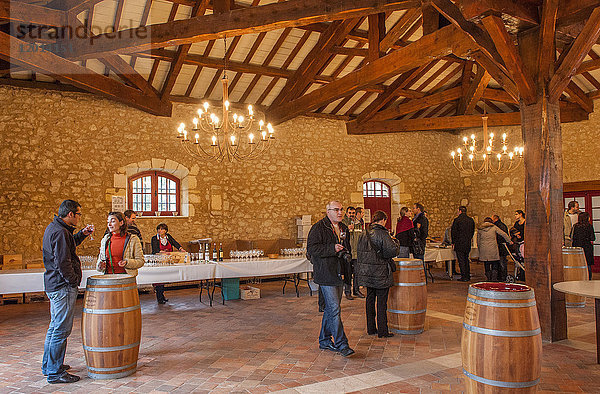 Frankreich  Gironde  Weinberg AOC Pessao-Leognan  Chateau Carbonnieux (Graves ''Grand Cru Classe'')  Weinprobe'