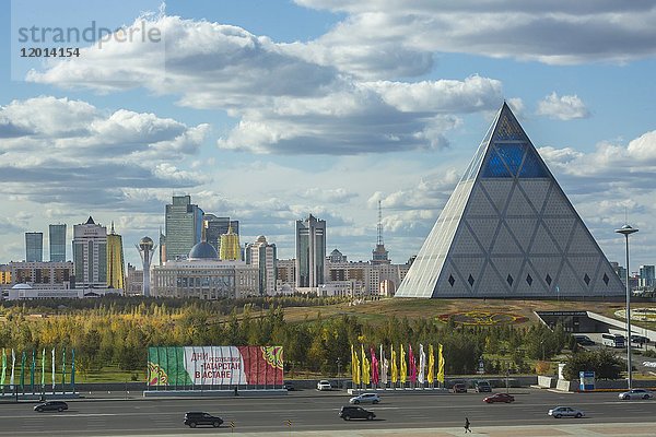Kasachstan  Astana City  Neue Verwaltungsstadt  Palast des Friedens und der Eintracht (Pyramide)  Aufnahmepunkt: Bereich der Pyramide