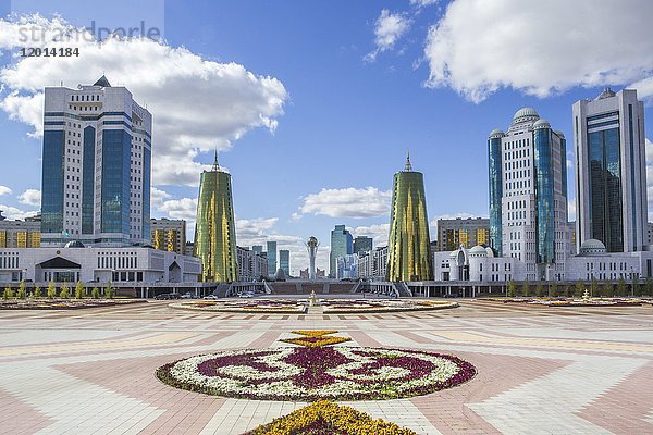 Kasachstan  Astana City  Neue Verwaltungsstadt  Nurzhol Avenue  Bayterek-Denkmal