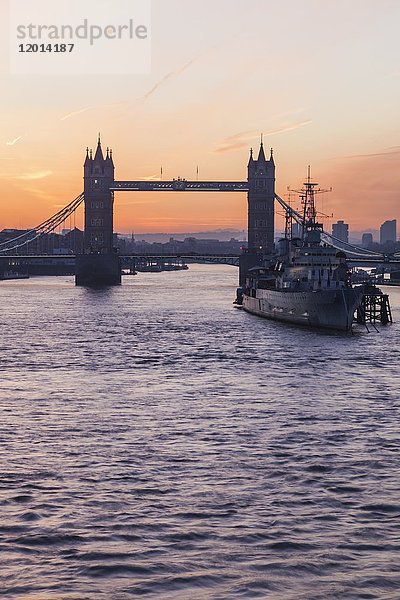 England  London  Tower Bridge in der Morgendämmerung