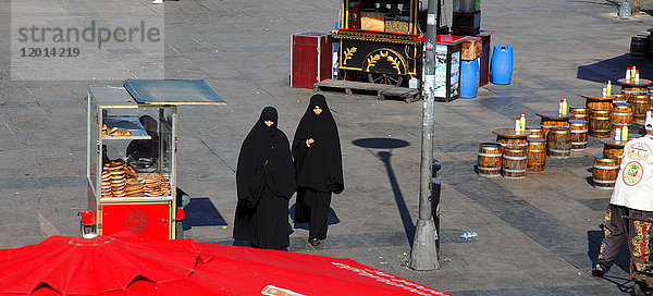 Türkei  Istanbul (Stadtbezirk Fatih) Eminonu-Viertel  Frauen am Busbahnhof