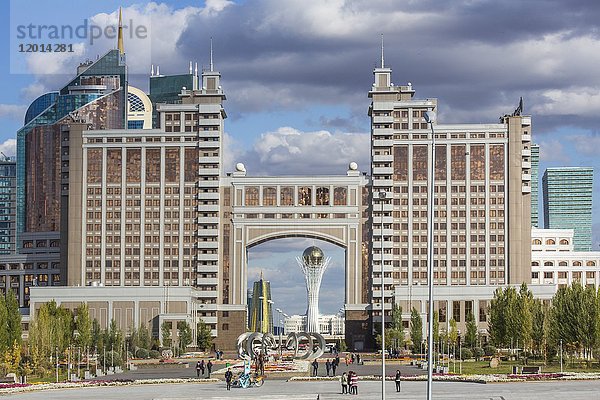 Kasachstan  Astana City  Neue Verwaltungsstadt  Nurzhol Bulvar  Bayterek-Denkmal