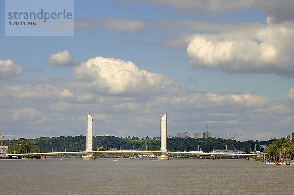 Frankreich  Südwestfrankreich  Bordeaux  Hubbrücke Chaban-Delmas über die Garonne