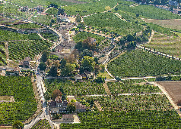Frankreich  Gironde  Luftaufnahme des Chateau Clos la Magdeleine und seines Weinbergs AOC St Emilion (UNESCO-Welterbe)
