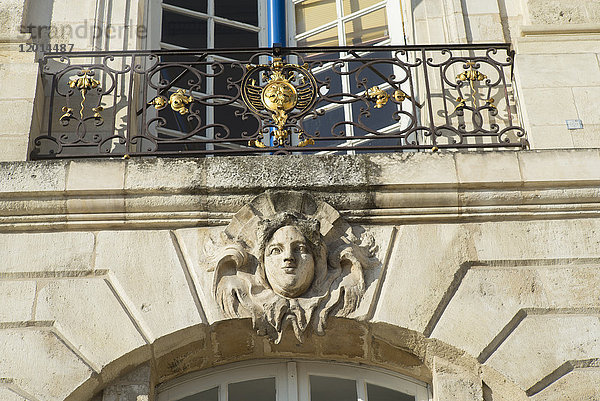 Frankreich  Südwestfrankreich  Bordeaux  Place de la Bourse  Maskaron  geschaffen von Jacques Verbeckt