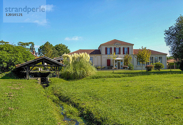 Frankreich  Landes  Sainte-Eulalie-en-Born  Waschhaus und Rathaus (Jakobsweg)