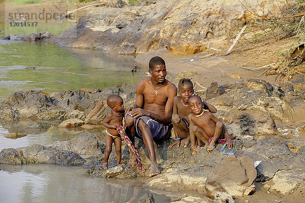 Afrika  Südliches Afrika  Nördliches Namibia  Region Kunene  Provinz Kaokoland  Wasserfall von Epupa (Grenze zu Angola)  Familie Himba