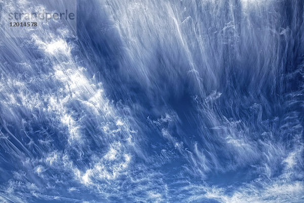 Frankreich  Gard  Zirruswolken am blauen Himmel