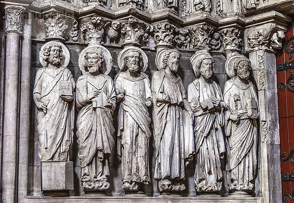 Frankreich  Landes  Thermalstadt Dax  Kathedrale Notre-Dame  Detail der Apostelpforte (Historisches Monument)