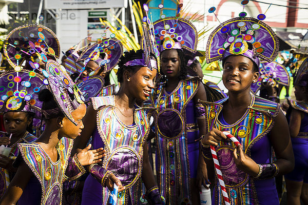 Eine Gruppe verkleideter junger Frauen  Karneval  St. Georges  Grenada  Westindien