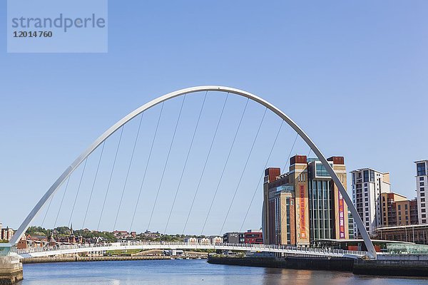England  Tyne and Wear  Gateshead  Newcastle  Gateshead Millenium Bridge und The Baltic Centre for Contempary Art