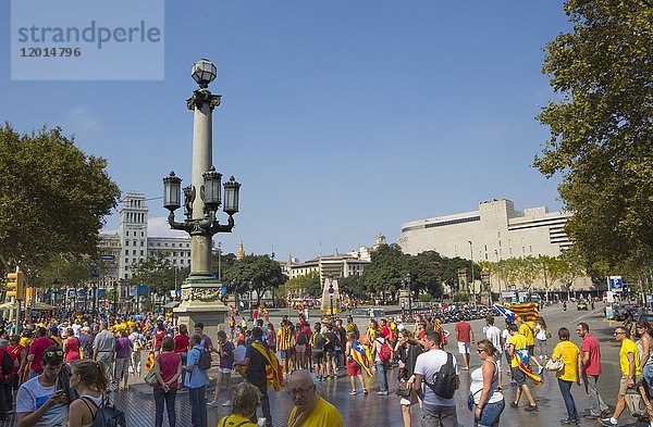 Spanien  Barcelona-Stadt  Diada-Feier 2014  Canaletas und Catalunya-Platz  Aufnahmepunkt: Canaletas