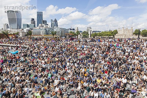 England  London  Southwark  Menschenmassen auf der Freilichtbühne Scoop und Skyline der Stadt London