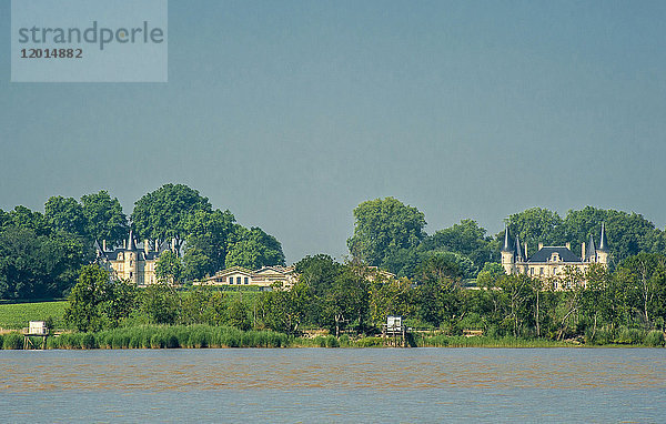 Frankreich  Nouvelle Aquitaine  Gironde  Medoc  Chateau Pichon-Longueville Baron und Chateau Pichon-Longueville Comtesse de Lalande der AOC Pauillac  am Ufer des Flusses Gironde