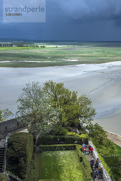Normandie  Bucht und Stadtmauer von Mont Saint Michel  (UNESCO-Weltkulturerbe) (auf dem Weg nach Santiago de Compostela)
