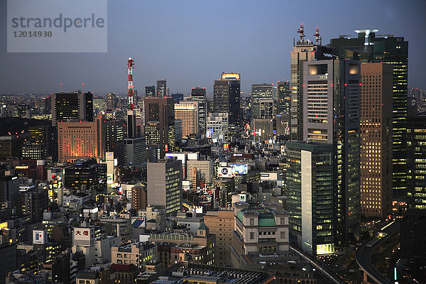 Japan  Tokio  Skyline bei Nacht  Gesamtansicht aus der Luft