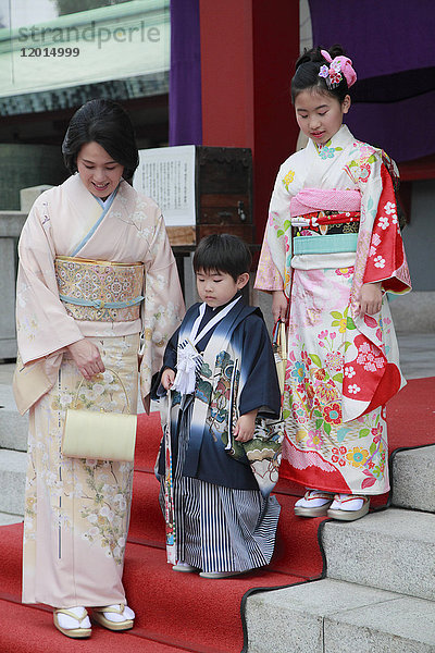 Japan  Tokio  Mutter und Kinder  7-5-3 Kinderzeremonie