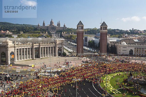Spanien  Katalonien  Barcelona Stadt  Espana Platz  Montjuich Hügel. Diada-Feier 2014  Menschliche katalanische Flagge  Aufnahmepunkt: Espana-Platz