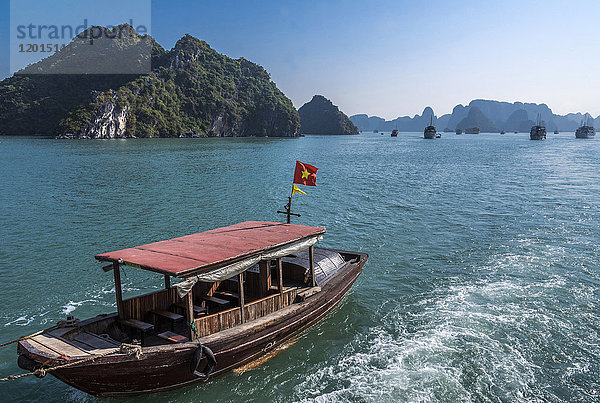 Vietnam  Ha Long Bay  Schrott (UNESCO-Welterbe)
