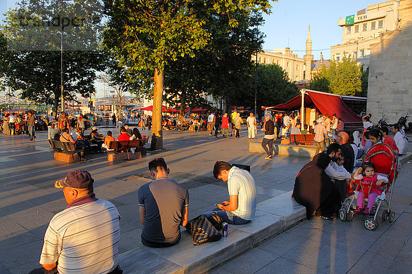 Türkei  Istanbul (Stadtbezirk Fatih)  Stadtteil Eminonu  Esplanade der Moschee Yeni Camii (neue Moschee)