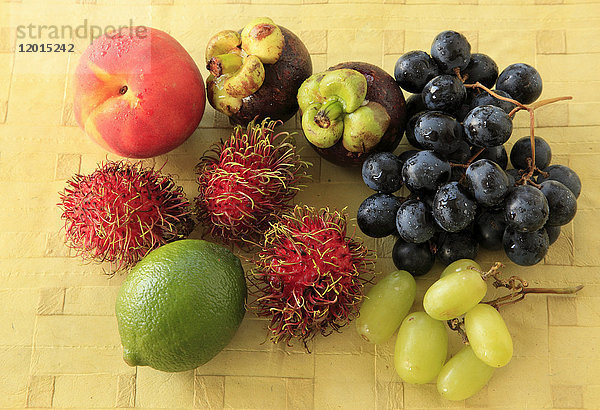 Verschiedene Obstsorten  Pfirsich  Rambutan  Mangostan  Limette  Trauben