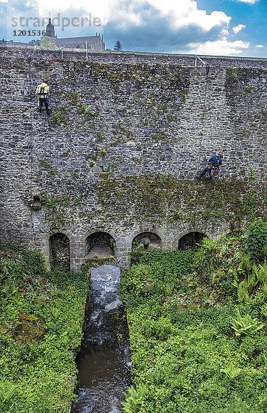 Frankreich  Bretagne  Fougeres  Arbeiten an den schwer zugänglichen Mauern des feudalen Schlosses durch die Firma Alti+
