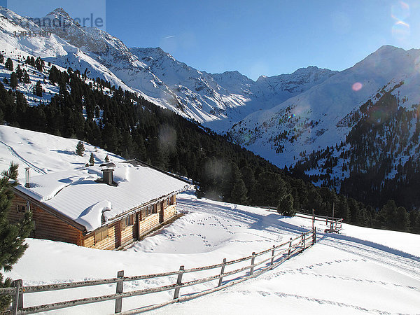 Österreich  Nordtirol  Stubaier Alpen  Fotschtal  ein verschneites Holzhaus steht vor einer verschneiten Hochgebirgslandschaft