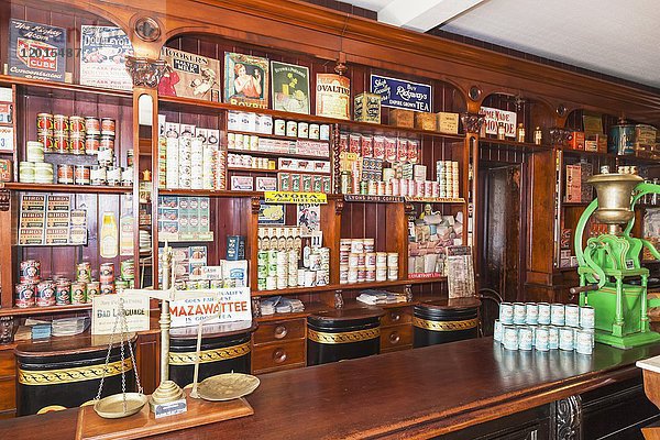 Wales  Cardiff  St. Fagan's  Museum of Welsh Life  Gwalia Supply Store  Innenausstellung historischer und alter Lebensmittel und Haushaltsprodukte