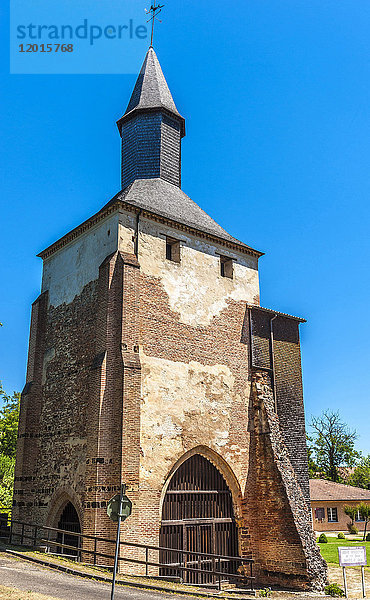 Frankreich  Landes  Mimizan  Glockenturm des ehemaligen Klosters Sainte Marie (Unesco-Welterbe als Teil des Jakobsweges)