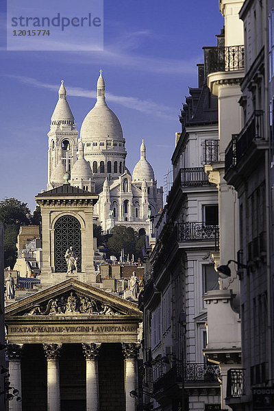 Frankreich  Paris  Kirche Notre Dame de Lorette im Vordergrund  Basilika Sacre Coeur  Montmartre im Hintergrund