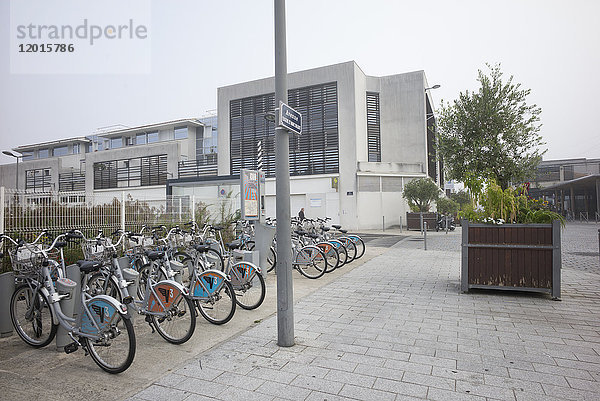 Frankreich  Südwestfrankreich  Pessac  modernes Gebäude  Fahrräder