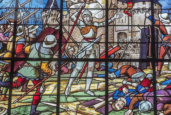 Bretagne  Fougeres  Glasfenster der Kirche St. Sulpice mit Jeanne d'Arc (auf dem Weg nach Santiago de Compostella)