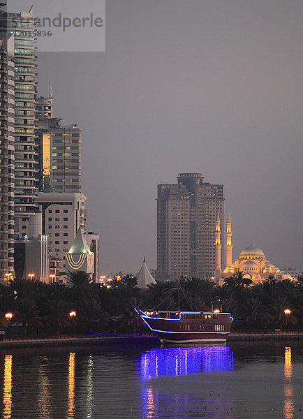 Vereinigte Arabische Emirate  Sharjah  Khalid Lagoon  Al Noor Moschee  Skyline  Boot