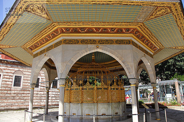 Türkei  Istanbul  Gemeinde Fatih  Stadtteil Sultanahmet  Basilika Sainte Sophie (Aya Sofia Museum)  Brunnen aus dem Jahr 1740