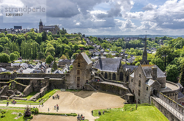 Bretagne  Fougeres  Blick auf die feudale Burg und die hohe Stadt (auf dem Weg nach Santiago de Compostela)