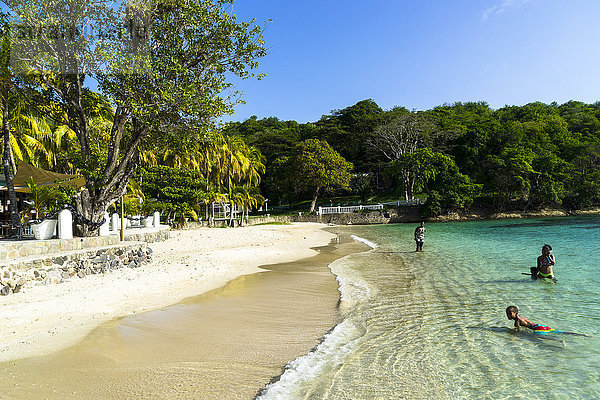 Personen beim Schwimmen  Admiralty's beach bay  Bequia  Saint-Vincent und die Grenadinen  Westindien.