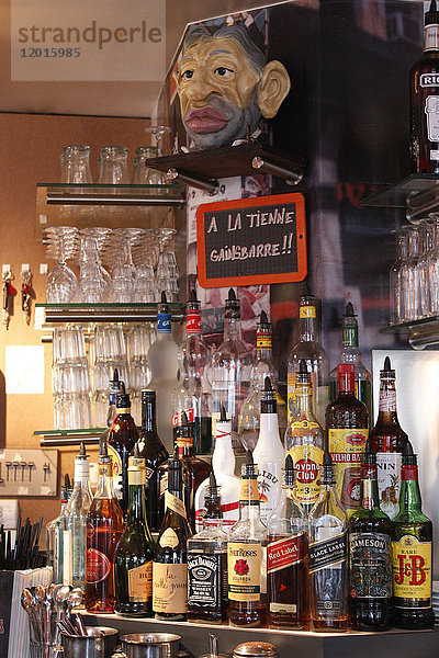 Frankreich  Paris  Zoom auf Alkoholflaschen mit Serge Gainsbourg -Abbildung
