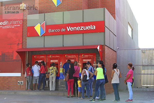 Venezuela. Geldprobleme. Menschen warten in der Bank. Banco de Venezuela