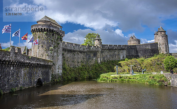 Bretagne  Fougeres  feudale Burg  Graben und Mauern (auf dem Weg nach Santiago de Compostela)