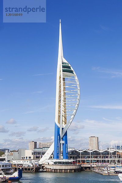 England  Hampshire  Portsmouth  Spinnaker Tower und Stadtsilhouette
