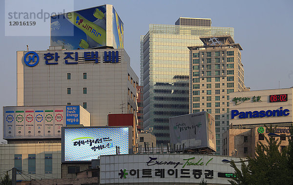 Südkorea  Seoul  Gebäude in der Innenstadt  Schilder in koreanischer Schrift