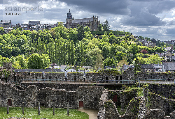 Bretagne  Fougeres  Blick auf die feudale Burg und die hohe Stadt (auf dem Weg nach Santiago de Compostela)