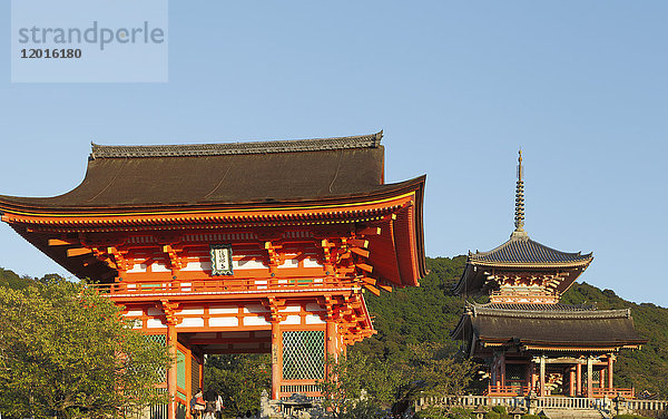 Japan  Kyoto  Kiyomizu-dera-Tempel  Nio-mon-Tor  Pagode