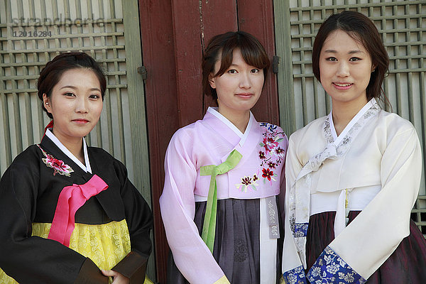 Südkorea  Seoul  junge Frauen in traditioneller Kleidung