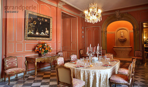 Frankreich  Mittelfrankreich  Touraine  Chateau de Villandry  der Speisesaal mit dem eingeschalteten Licht und dem gedeckten Tisch  wie er früher war.