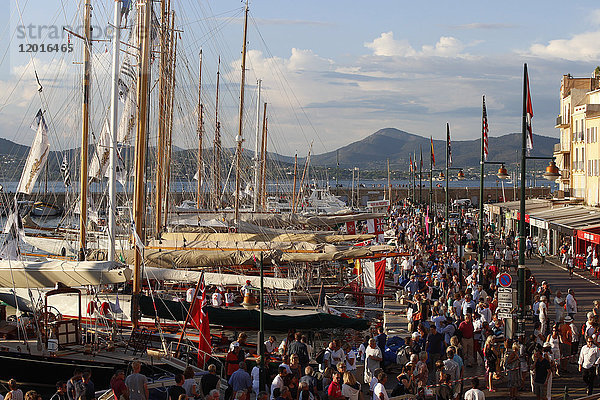 Frankreich  Departement Var  Blick auf den Hafen von Saint-Tropez während der Ausstellung les Voiles de Saint-Tropez .