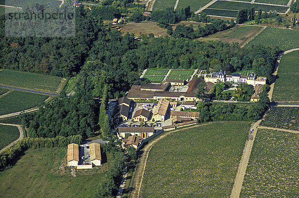 Frankreich  Gironde  Medoc  Luftaufnahme des Chateau Leoville-Barton  AOC Saint Julien