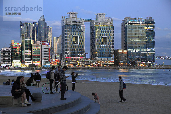 Südkorea  Busan  Gwangalli Beach  Skyline  Menschen