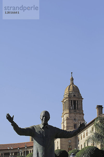 Afrika  Südafrika  Gauteng  Pretoria  Hauptstadt  die Union Buildings ( 1913 )  Regierungssitz  Architekt: Herbert Baker  Statue: Nelson Mandela ( 2013 )